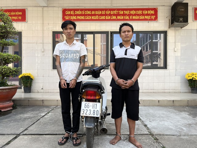 Công an bắt khẩn cấp 2 thanh niên cùng ở huyện Hóc Môn - Ảnh 1.