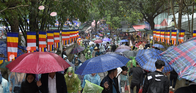 Khai hội Chùa Hương năm 2024: Hàng vạn du khách đội mưa tham gia trẩy hội - Ảnh 7.