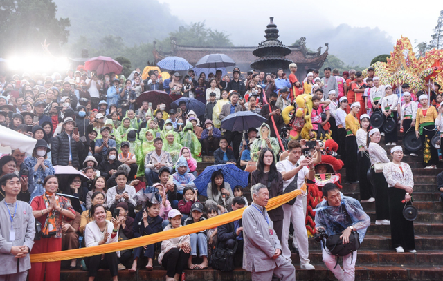 Khai hội Chùa Hương năm 2024: Hàng vạn du khách đội mưa tham gia trẩy hội - Ảnh 8.