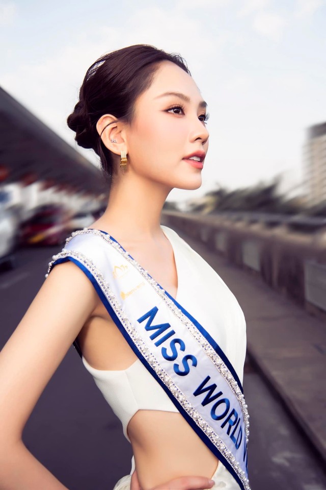 Mai Phương 'chinh chiến' Miss World lần thứ 71, đàn em tặng món quà không ai ngờ 
 - Ảnh 3.