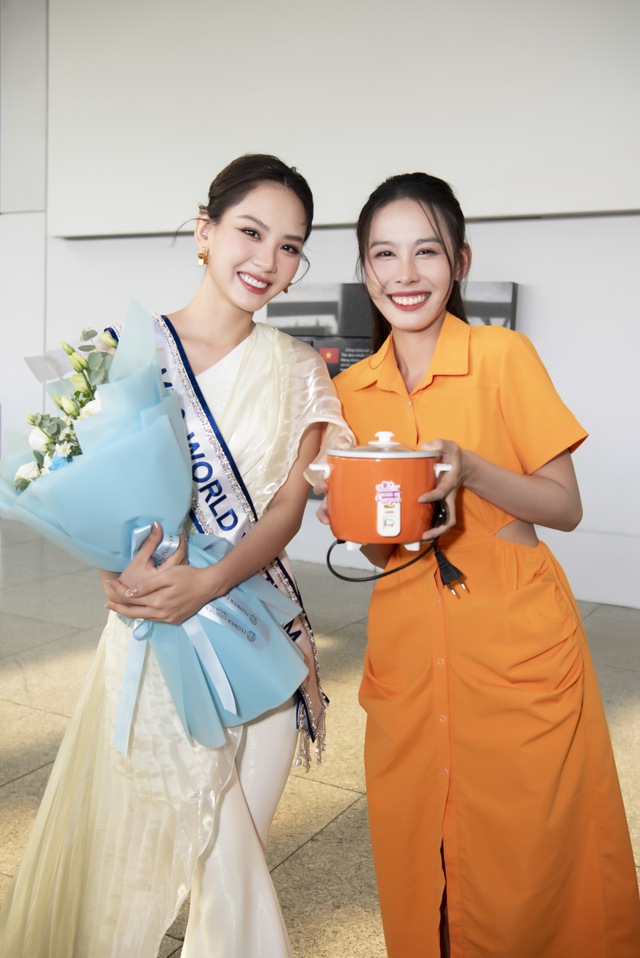 Mai Phương 'chinh chiến' Miss World lần thứ 71, đàn em tặng món quà không ai ngờ 
 - Ảnh 2.