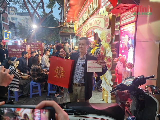 Cụ ông ở Hà Nội gần 20 năm ròng rã dậy từ 3h sáng đi xếp hàng mua vàng ngày vía Thần tài - Ảnh 3.