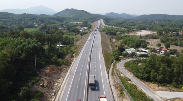 Cận cảnh tình trạng lấn làn, vượt ẩu vẫn diễn ra trên cao tốc Cam Lộ - La Sơn - Ảnh 1.