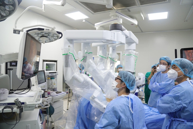 Phẫu thuật robot thành công cho các bệnh nhân bị ung thư gan và ung thư đường tiêu hóa - Ảnh 1.