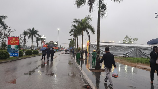 Bất chấp trời mưa, người dân vẫn ùn ùn kéo về đền Trần Nam Định cầu may trước giờ G - Ảnh 9.