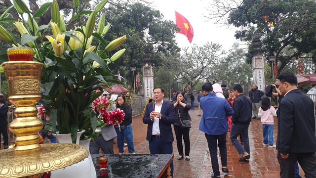 Bất chấp trời mưa, người dân vẫn ùn ùn kéo về đền Trần Nam Định cầu may trước giờ G - Ảnh 4.