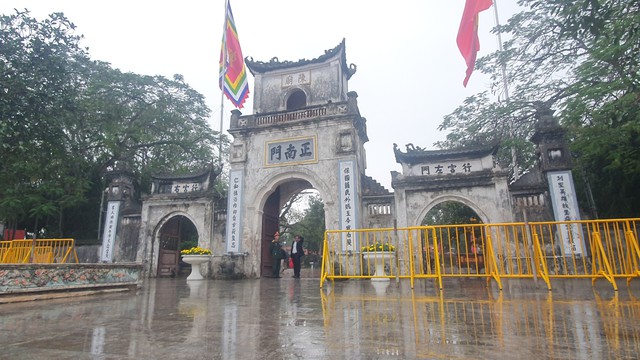 Bất chấp trời mưa, người dân vẫn ùn ùn kéo về đền Trần Nam Định cầu may trước giờ G - Ảnh 10.