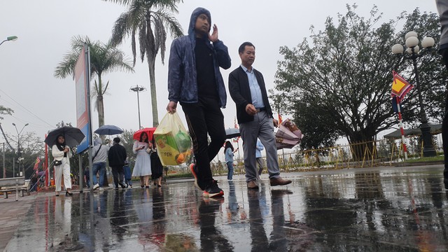 Bất chấp trời mưa, người dân vẫn ùn ùn kéo về đền Trần Nam Định cầu may trước giờ G - Ảnh 2.