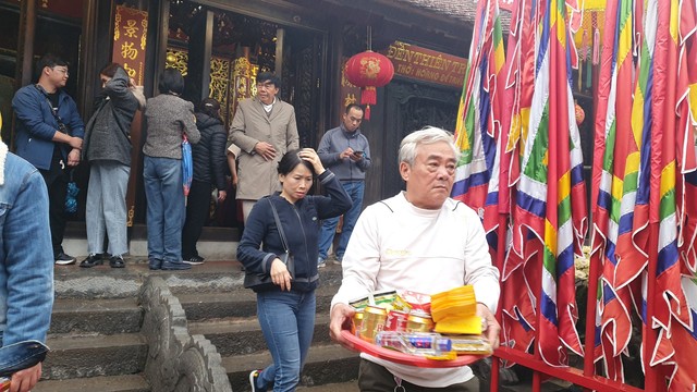 Bất chấp trời mưa, người dân vẫn ùn ùn kéo về đền Trần Nam Định cầu may trước giờ G - Ảnh 7.