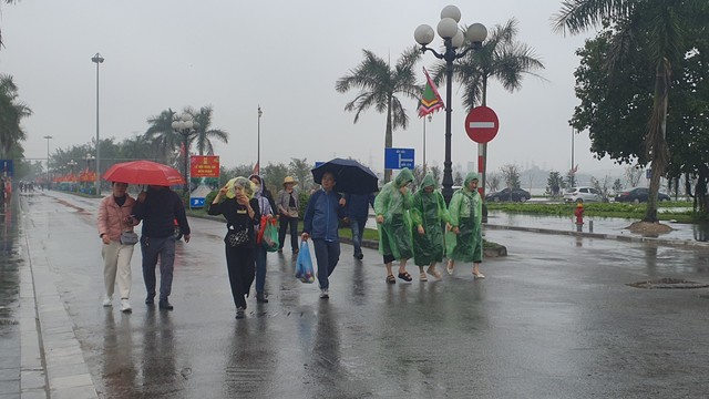 Bất chấp trời mưa, người dân vẫn ùn ùn kéo về đền Trần Nam Định cầu may trước giờ G - Ảnh 3.