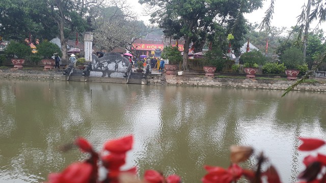 Bất chấp trời mưa, người dân vẫn ùn ùn kéo về đền Trần Nam Định cầu may trước giờ G - Ảnh 1.