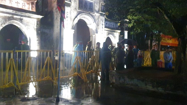 Người dân đội mưa xuyên đêm để chờ giờ khai ấn đền Trần - Ảnh 12.