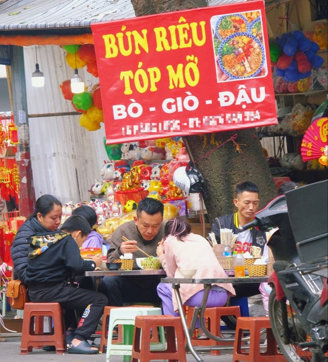 Mới mùng 1 Tết, dân tình Hà Nội đã tấp nập rủ nhau đi ăn bún riêu vỉa hè - Ảnh 1.