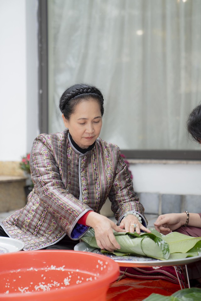 NSND Lan Hương gói bánh chưng cho nghệ sĩ Trà My   - Ảnh 1.