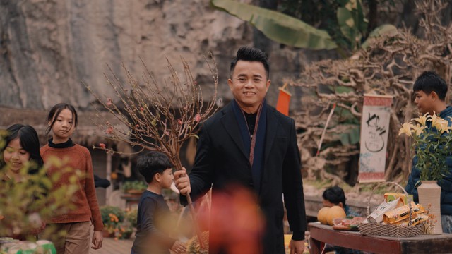 Ca sĩ Tuấn Cường lan tỏa thông điệp tình thân ấm áp trong MV Tết - Ảnh 1.