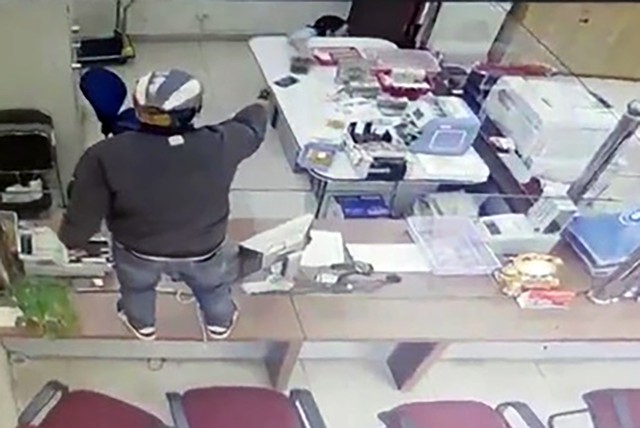 10 giờ truy lùng kẻ dùng súng cướp ngân hàng ở Lâm Đồng - Ảnh 3.