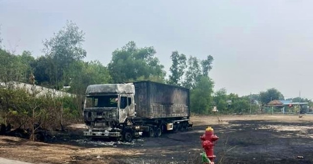Cháy xe container kèm tiếng nổ lớn ở bãi đất trống - Ảnh 1.