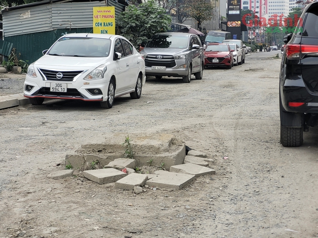 Hà Nội: Đi qua Dự án D20 Cầu Giấy chậm tiến độ, hàng loạt phương tiện 'rơi' bánh xuống hố ga - Ảnh 8.