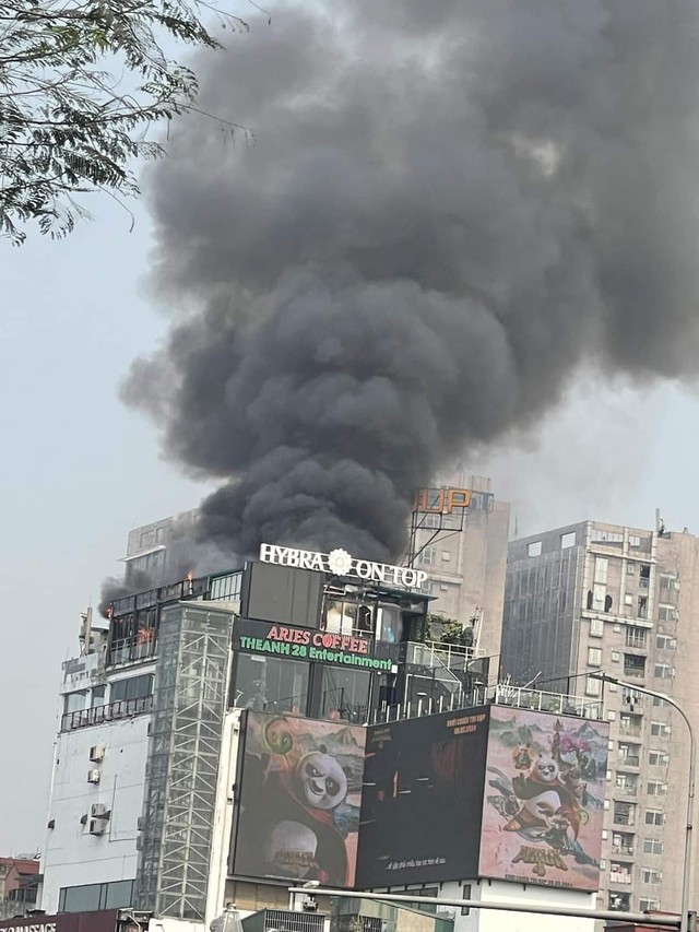 Hà Nội: Cháy lớn trên nóc tòa nhà trung tâm thương mại OCD- Ảnh 1.
