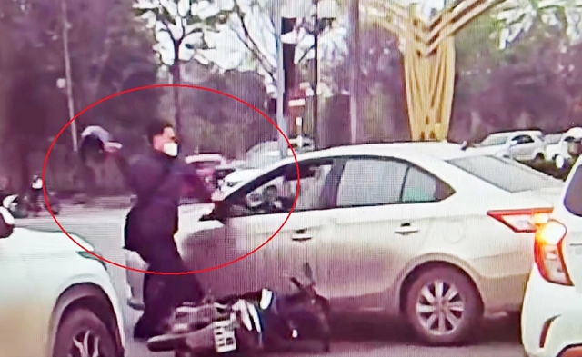 Thân thế bất ngờ của 2 tài xế vụ thanh niên dùng mũ bảo hiểm đập vỡ kính ô tô sau va chạm giao thông ở Nghệ An- Ảnh 1.