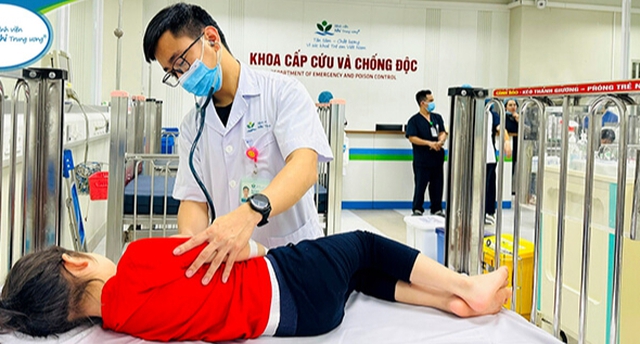 Uống nhầm thuốc giảm cân của chị gái mua trên mạng, bé 3 tuổi phải nhập viện cấp cứu- Ảnh 1.