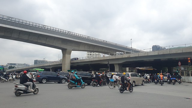 Hà Nội: Xe máy vẫn nối đuôi lên cầu vượt Mai Dịch bất chấp 'lệnh' cấm- Ảnh 3.