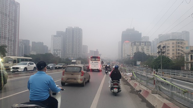 Hà Nội: Xe máy vẫn nối đuôi lên cầu vượt Mai Dịch bất chấp 'lệnh' cấm- Ảnh 1.