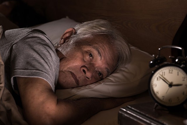 Vì sao chúng ta ngủ ít hơn và thức dậy sớm hơn khi già đi? - Ảnh 2.