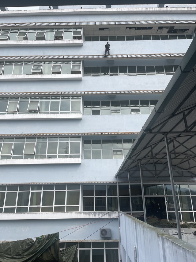 Bắc Kạn: Thương tâm bảo vệ bệnh viện cứu người nhảy tầng không may trượt chân ngã - Ảnh 1.