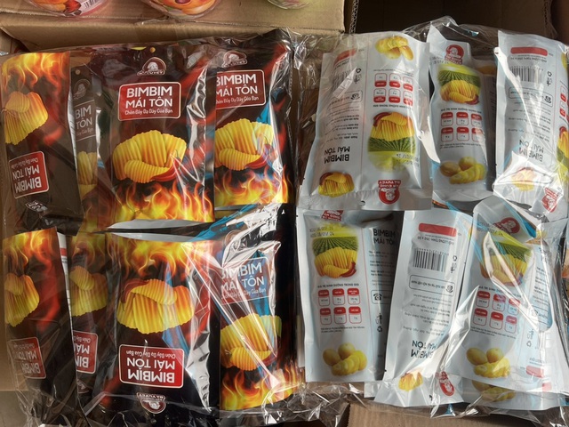 Hà Nội: Tiểu thương công khai bày bán 7.000 bim bim đùi gà rong biển giả mạo- Ảnh 2.