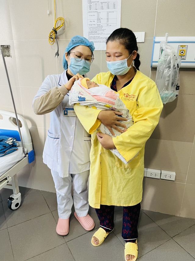 Lạng Sơn: Hành trình 68 ngày đưa cháu bé sinh non 900 gram 'về vạch đích'- Ảnh 2.