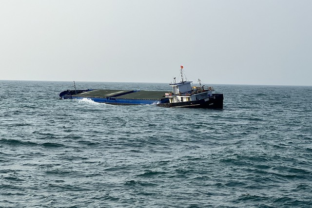 Tàu hàng đâm vào đá, 9 thuyền viên nguy cấp trên biển Cù Lao Chàm - Ảnh 1.