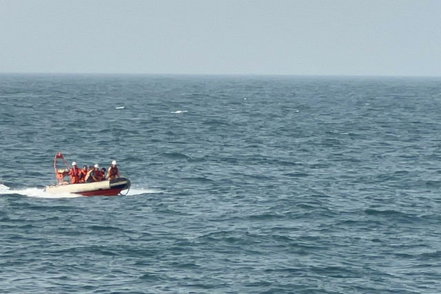Tàu hàng đâm vào đá, 9 thuyền viên nguy cấp trên biển Cù Lao Chàm - Ảnh 4.