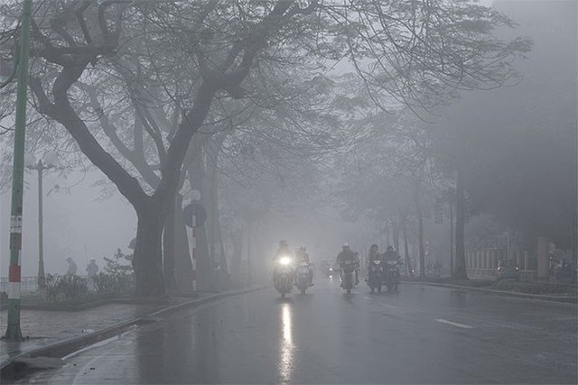 Điệp khúc thời tiết nồm ẩm tái diễn tại Hà Nội và miền Bắc kéo dài cả tuần- Ảnh 2.