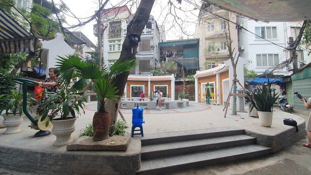 Giếng làng ở trung tâm Hà Nội được 'hô biến' thành khu vui chơi thu hút người dân- Ảnh 1.