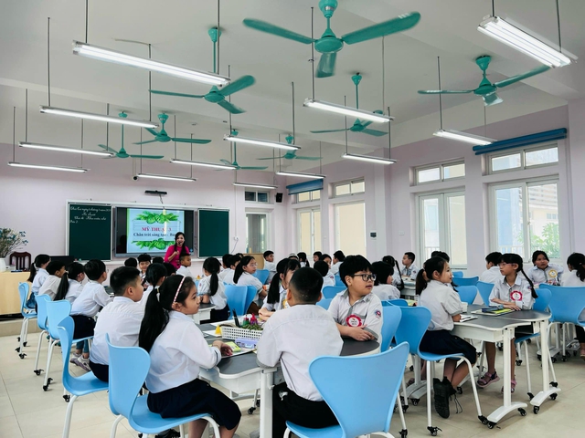 Tin vui cho hàng triệu phụ huynh, Hà Nội sắp giảm một nửa học phí cho học sinh học trường công lập- Ảnh 1.