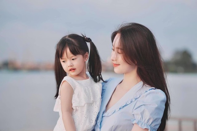 Thời trang mẹ con sao Việt: Hoa hậu Đặng Thu Thảo và con gái giản dị mà vẫn sang trọng  - Ảnh 2.