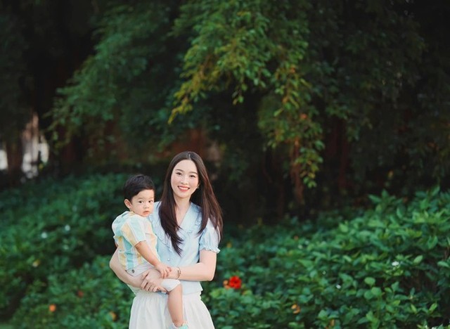 Thời trang mẹ con sao Việt: Hoa hậu Đặng Thu Thảo và con gái giản dị mà vẫn sang trọng  - Ảnh 3.