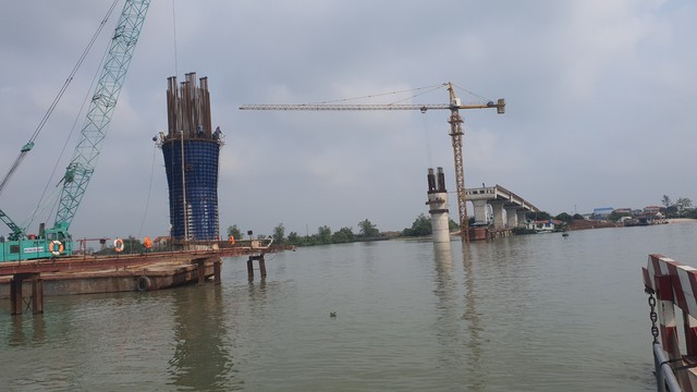 Sau hơn một năm thi công, cầu vượt sông lớn ở Nam Định lộ diện ra sao?- Ảnh 1.