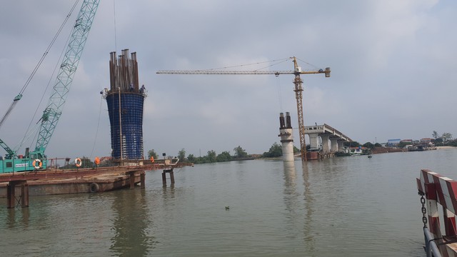Sau hơn một năm thi công, cầu vượt sông lớn ở Nam Định lộ diện ra sao?- Ảnh 3.