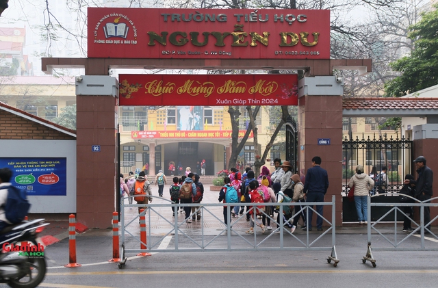 Trường học đầu tiên được Hà Nội thí điểm cấm ô tô qua cổng trường - Ảnh 1.