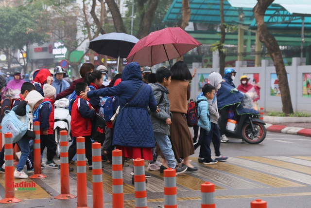 Trường học đầu tiên được Hà Nội thí điểm cấm ô tô qua cổng trường - Ảnh 4.