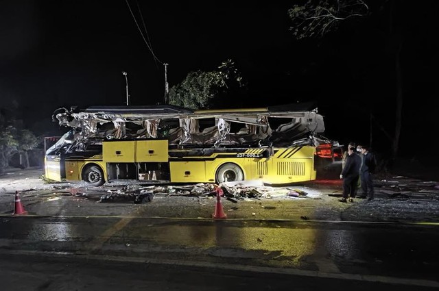 Vụ tai nạn xe khách khiến 6 người tử vong tại Tuyên Quang: Khởi tố tài xế xe đầu kéo - Ảnh 2.