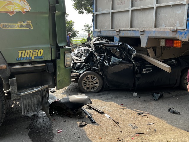 Thông tin chi tiết vụ ô tô con lọt gầm xe tải sau tai nạn liên hoàn khiến 1 người tử vong - Ảnh 2.