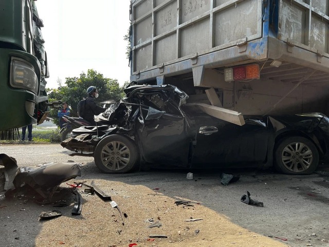 Video: Camera an ninh hé lộ nguyên nhân vụ tai nạn giao thông nghiêm trọng khiến xe ôtô con bẹp rúm ở Ứng Hòa - Ảnh 2.