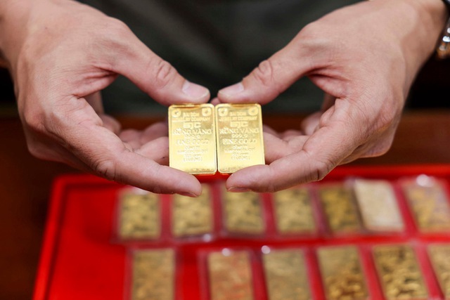Ngân hàng Nhà nước đấu thầu vàng miếng, đẩy thêm vàng vào thị trường, hạ độ chênh lệch, giá vàng có thật sự bớt 'lên đồng'? - Ảnh 2.