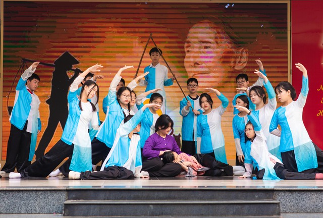 Hoạt cảnh 'Gánh mẹ' của học sinh trường THCS Nghĩa Tân khiến nhiều người rơi nước mắt - Ảnh 3.