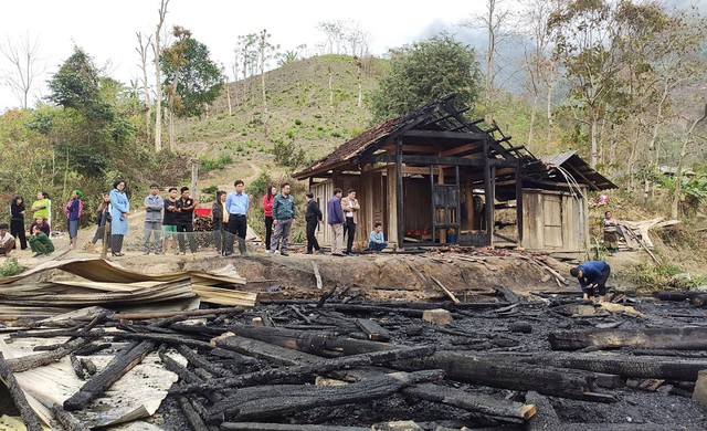 Nhà gỗ 3 gian cháy rực lửa ở miền núi Nghệ An - Ảnh 2.