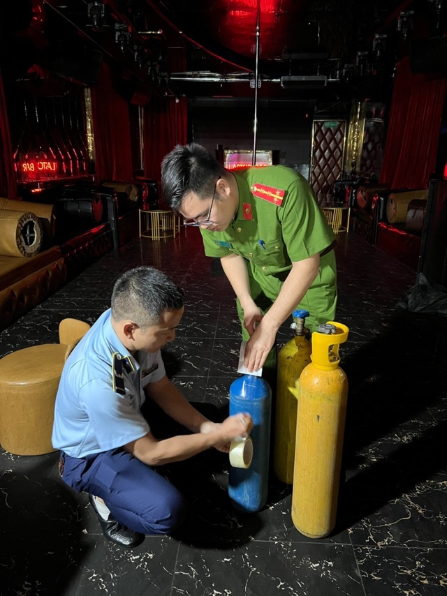 'Đột kích' quán Last Stop Bar ở Hà Nội phát hiện nhiều bình NO2- Ảnh 1.
