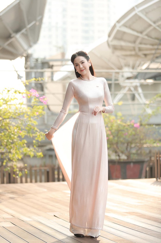 Mặc áo dài đẹp như 'hoa khôi VTV' Mai Ngọc   - Ảnh 3.